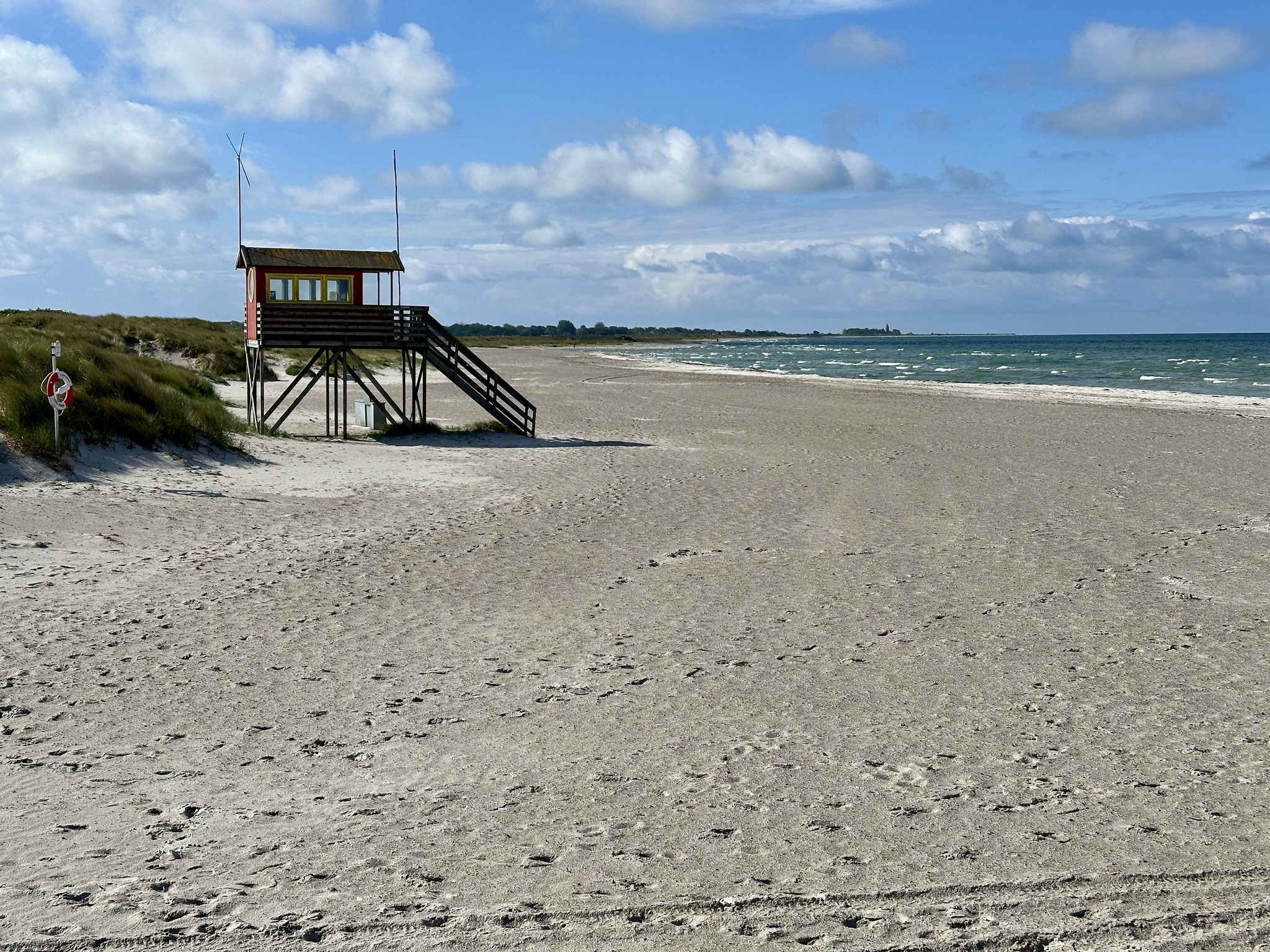 Skanörs strand - Livräddartornet i Skanör – den flygande badhytten